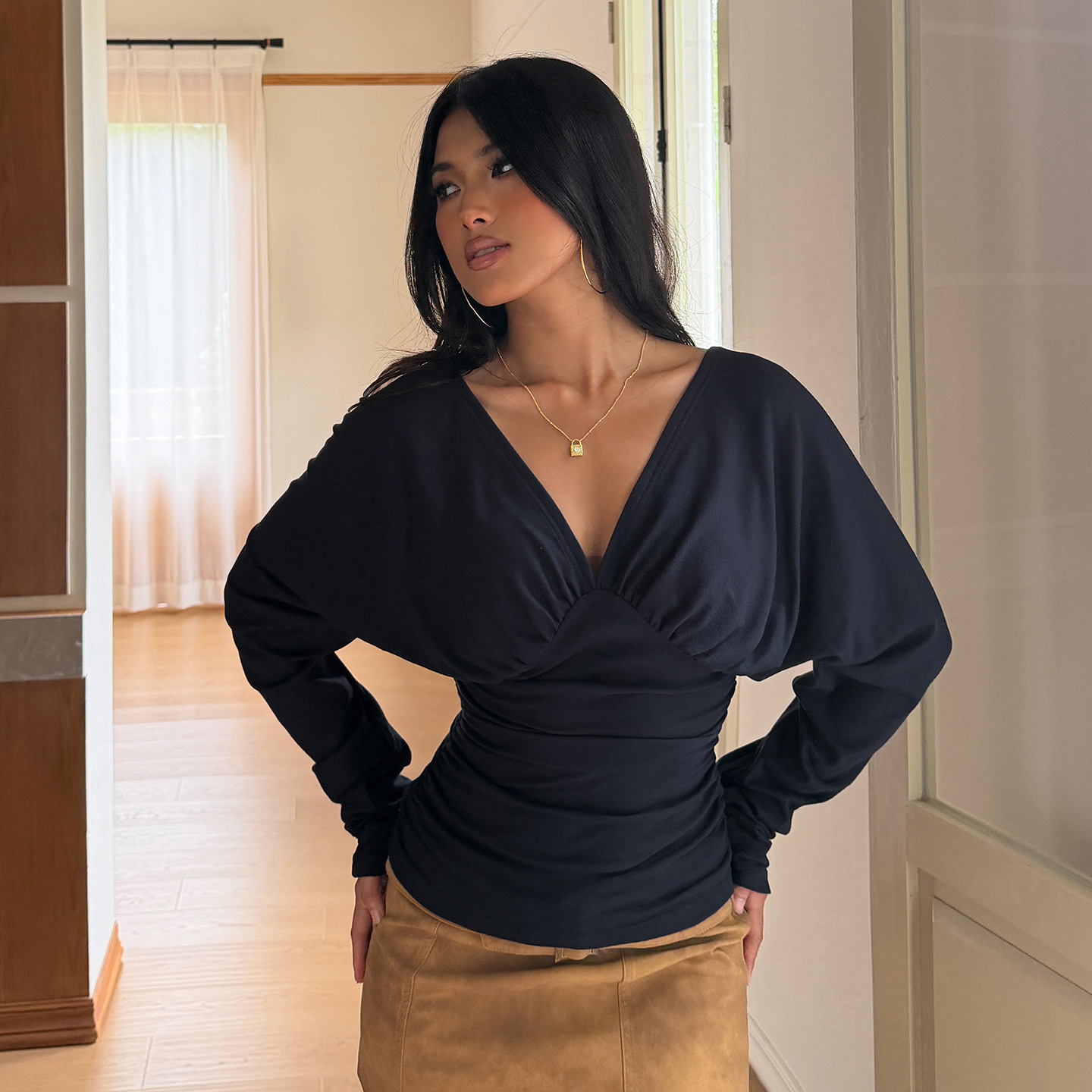Women Fashion Blouse - เสื้อคอวีหรูหรา เสื้อยืดสีพื้น คอลเลคชั่นฤดูใบไม้ร่วง 2026 เสื้อผ้าหรูหรา แฟชั่นผู้หญิง