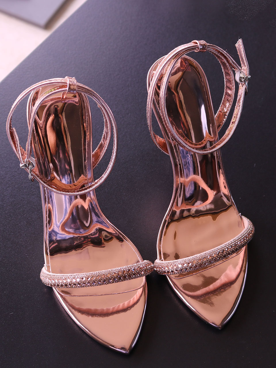 รองเท้าส้นสูงหนังเคลือบเงาสีเง - Women Queen Fashion บทวิจารณ์และราคา